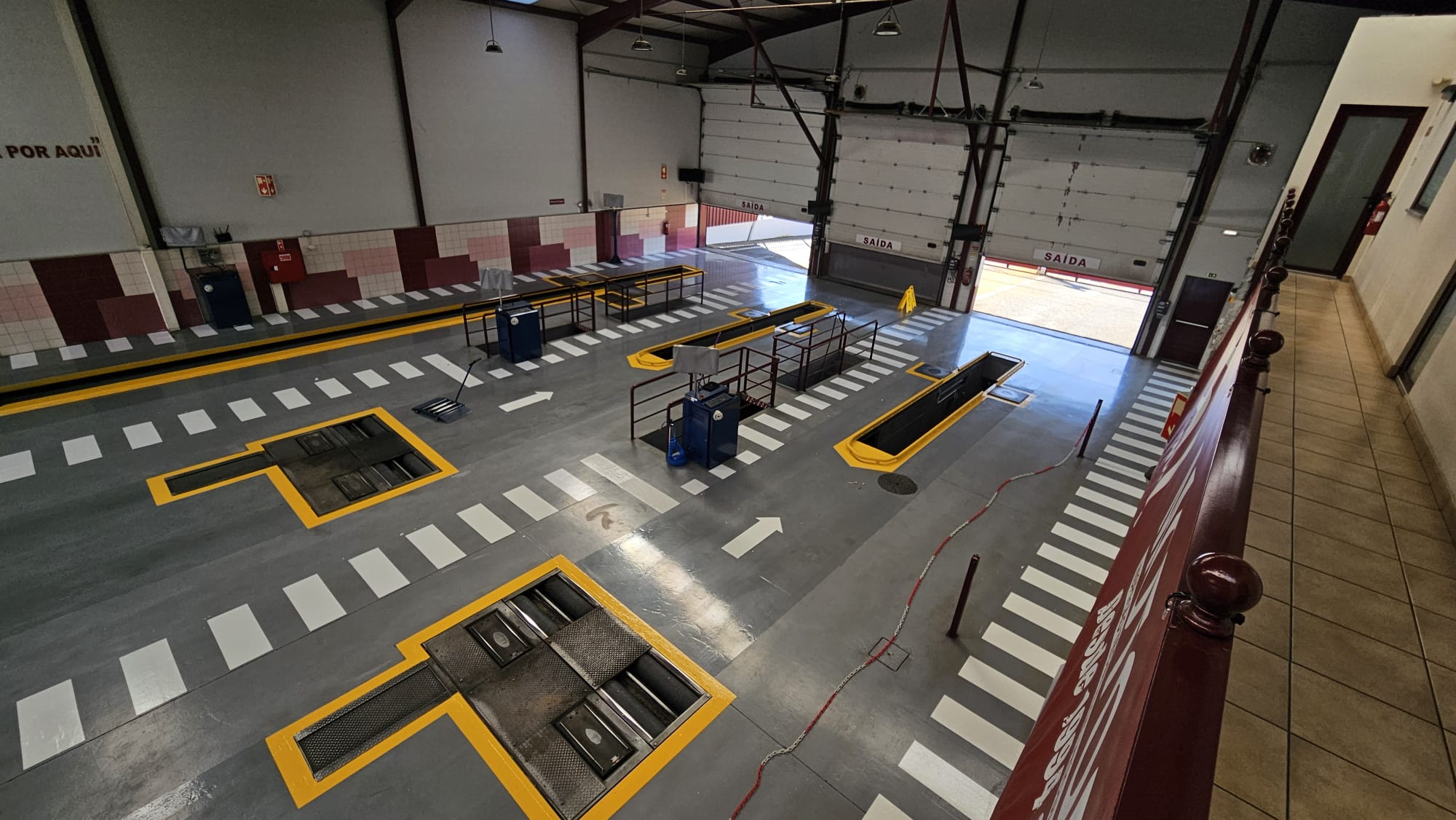 imagem de um centro de inspeções pintado de novo: passadeiras e linhas amarelas delimitadoras de equipamentos
